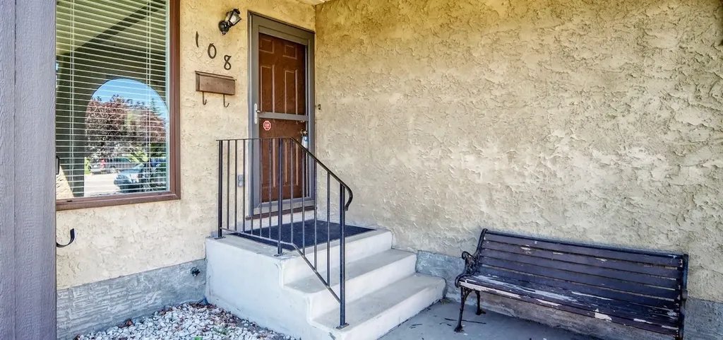 108 Falconridge Close NE Calgary AB T3J 1A7
