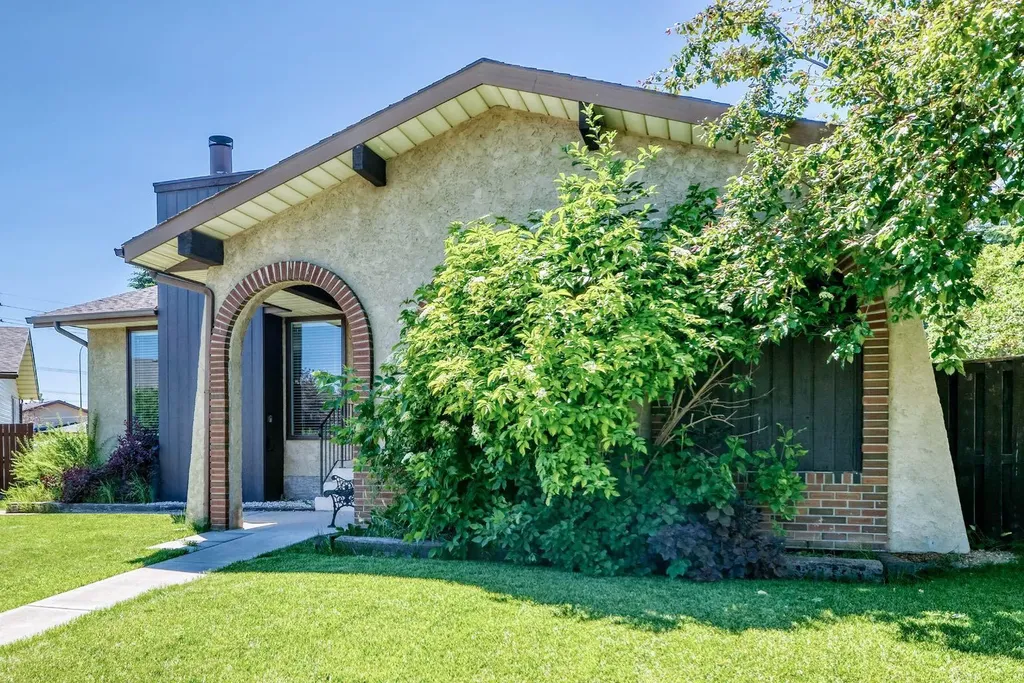 108 Falconridge Close NE Calgary AB T3J 1A7