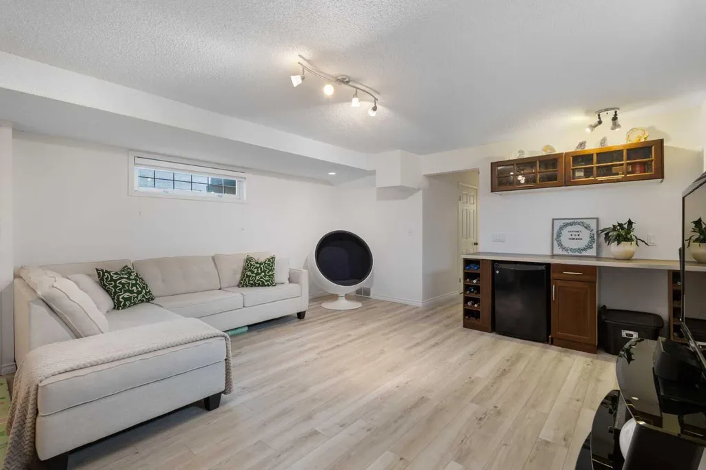 1629 29 Avenue SW Calgary AB T2T 1M6