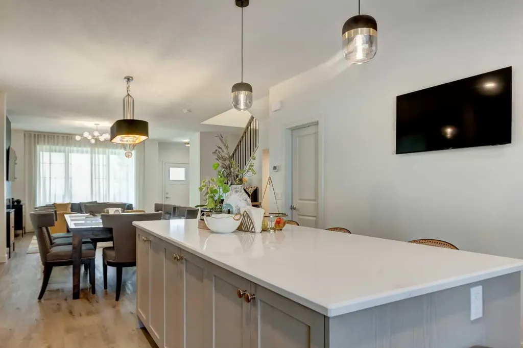 15033 37 Street SW Calgary AB T2Y0R5