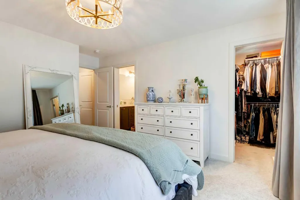 15033 37 Street SW Calgary AB T2Y0R5