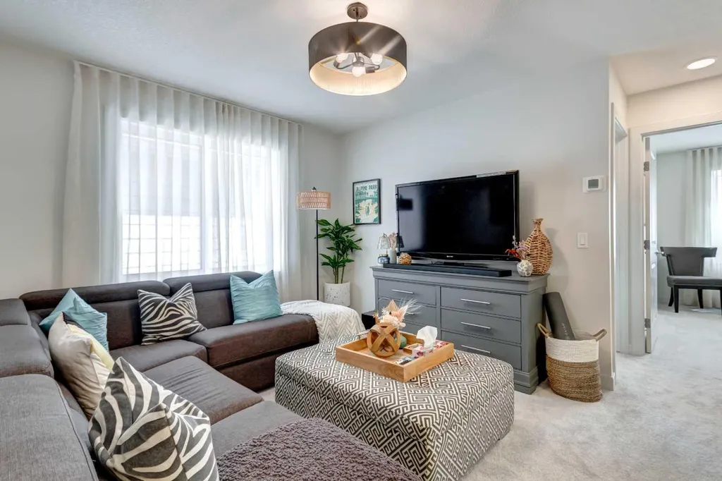 15033 37 Street SW Calgary AB T2Y0R5