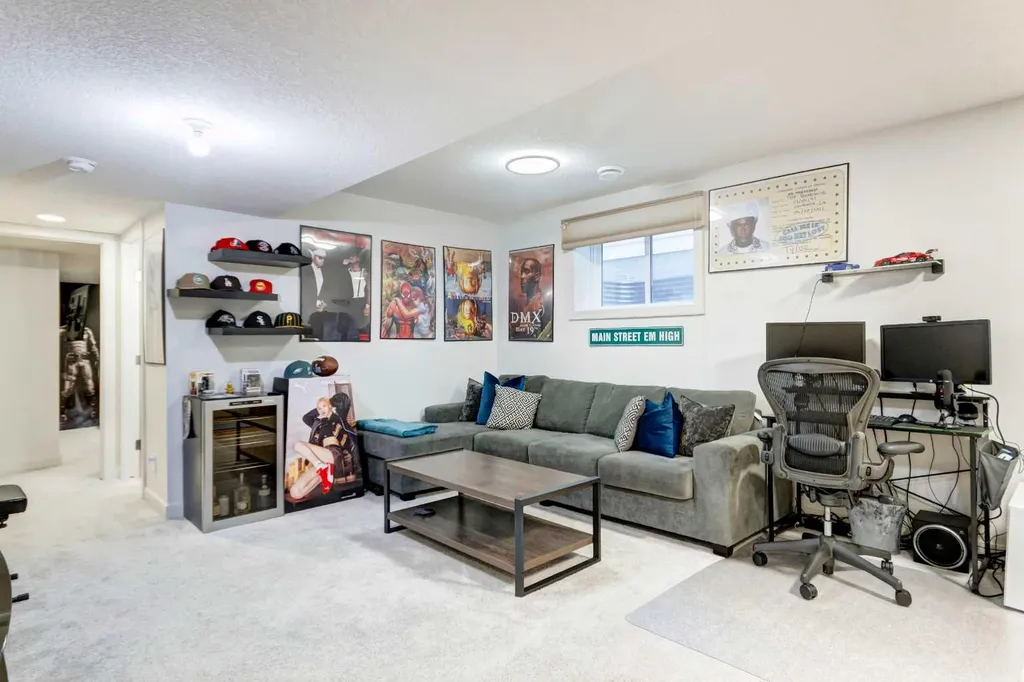 15033 37 Street SW Calgary AB T2Y0R5