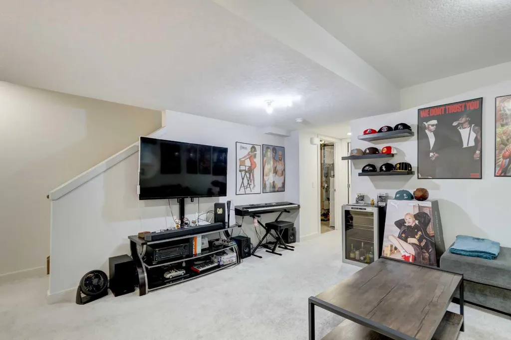15033 37 Street SW Calgary AB T2Y0R5