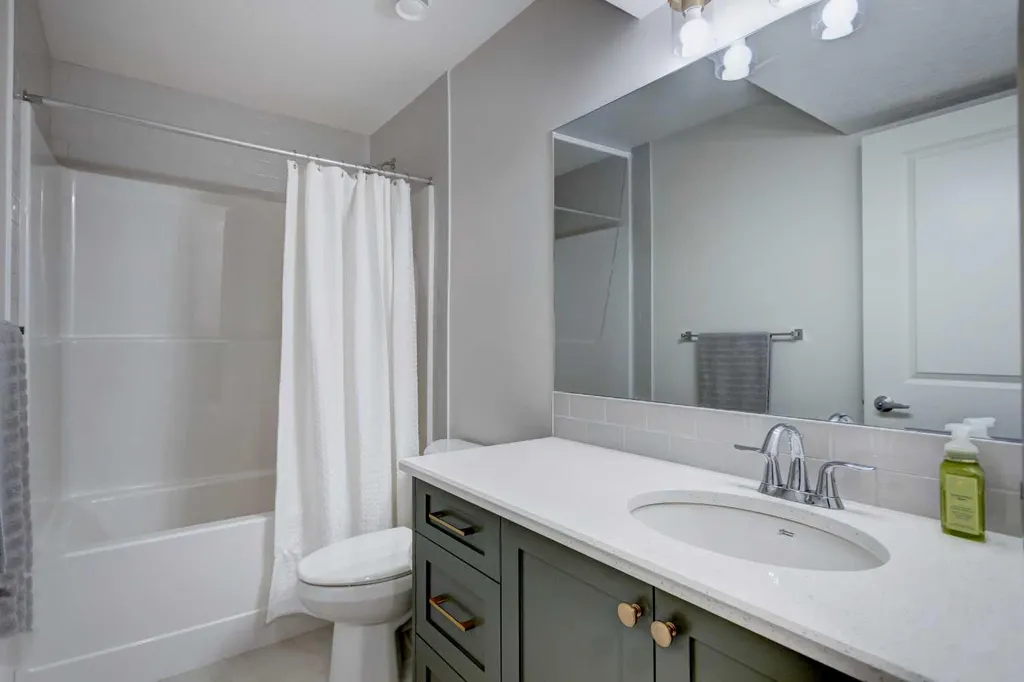 15033 37 Street SW Calgary AB T2Y0R5
