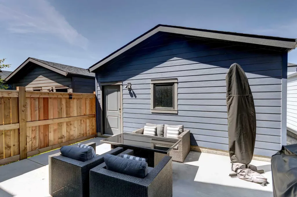 15033 37 Street SW Calgary AB T2Y0R5