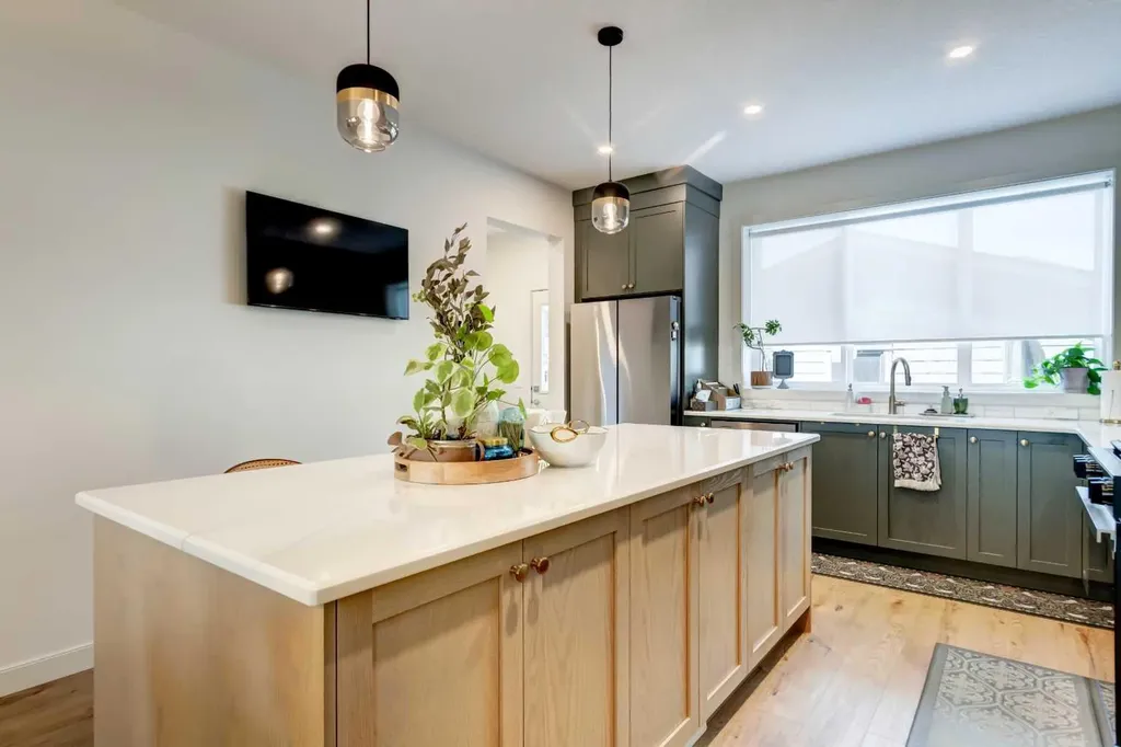 15033 37 Street SW Calgary AB T2Y0R5