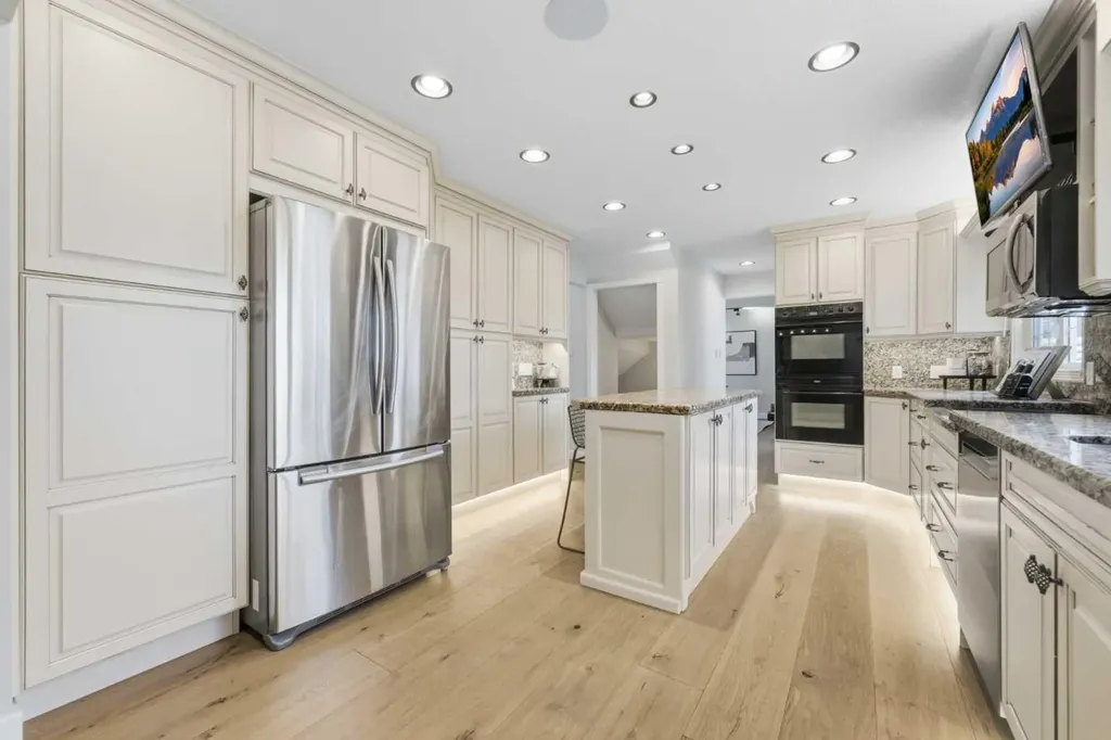 20 Mapleglade Close SE Calgary AB T2J 2G9