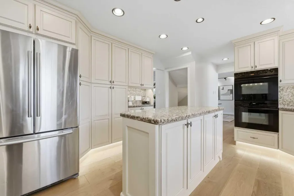 20 Mapleglade Close SE Calgary AB T2J 2G9