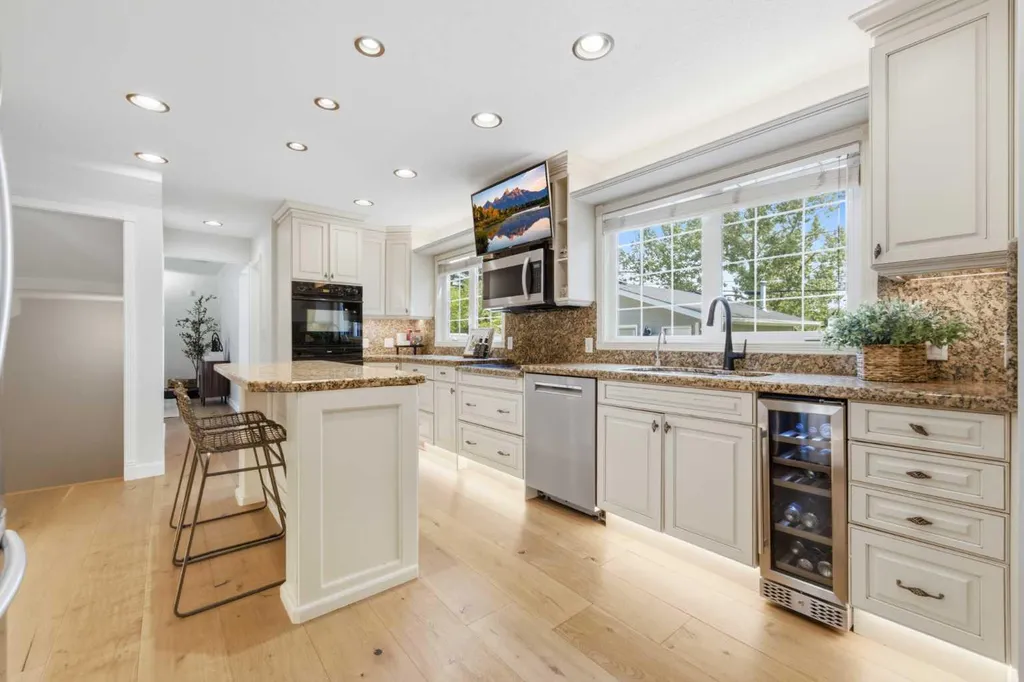 20 Mapleglade Close SE Calgary AB T2J 2G9