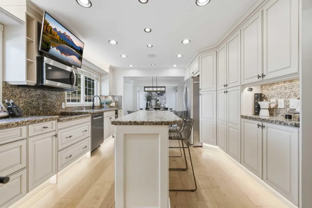 20 Mapleglade Close SE Calgary AB T2J 2G9