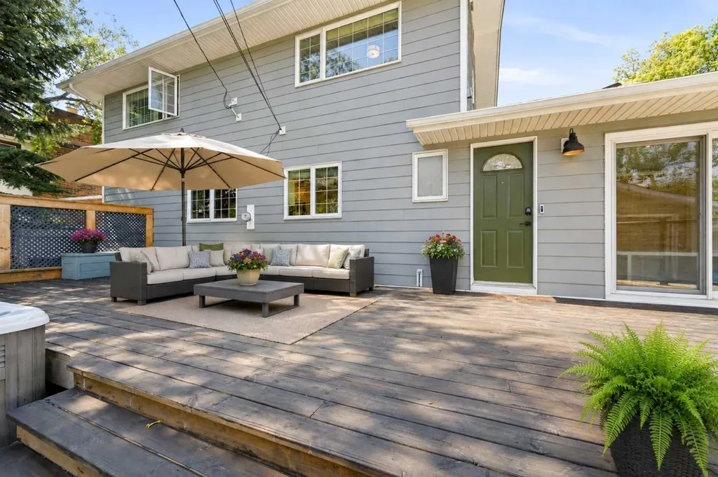20 Mapleglade Close SE Calgary AB T2J 2G9