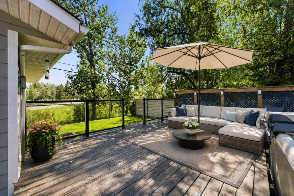 20 Mapleglade Close SE Calgary AB T2J 2G9