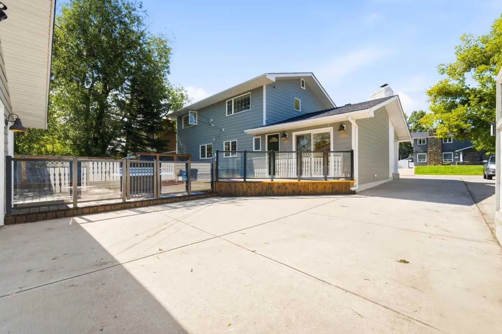 20 Mapleglade Close SE Calgary AB T2J 2G9