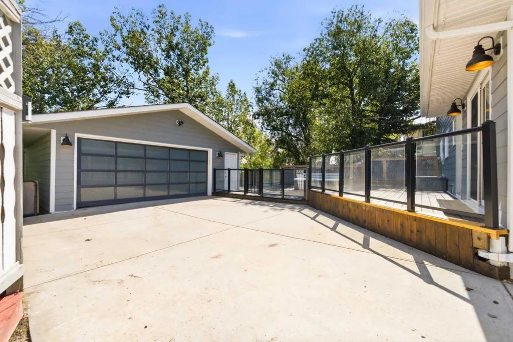 20 Mapleglade Close SE Calgary AB T2J 2G9
