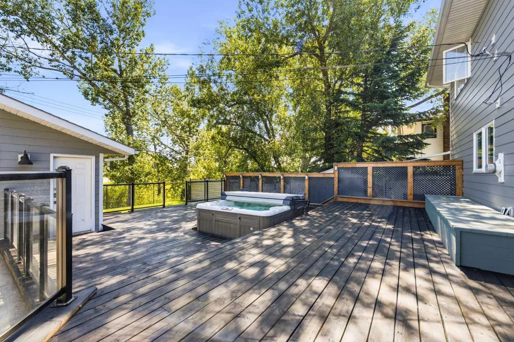20 Mapleglade Close SE Calgary AB T2J 2G9