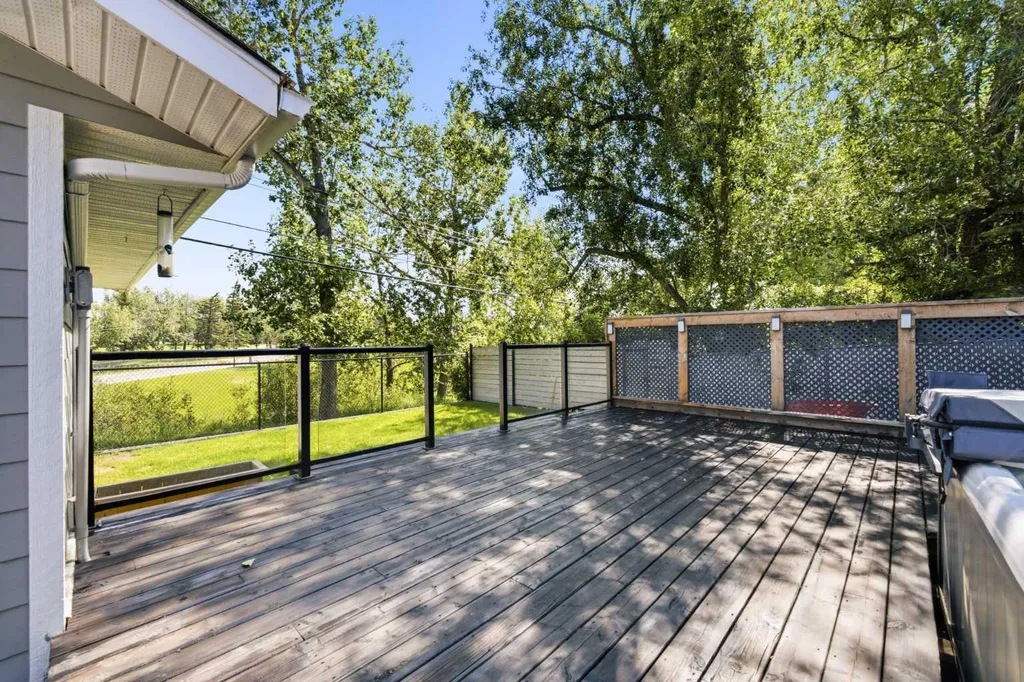 20 Mapleglade Close SE Calgary AB T2J 2G9