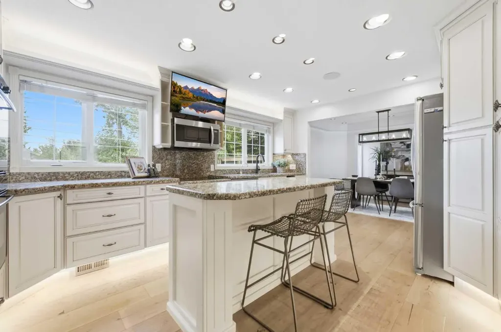 20 Mapleglade Close SE Calgary AB T2J 2G9