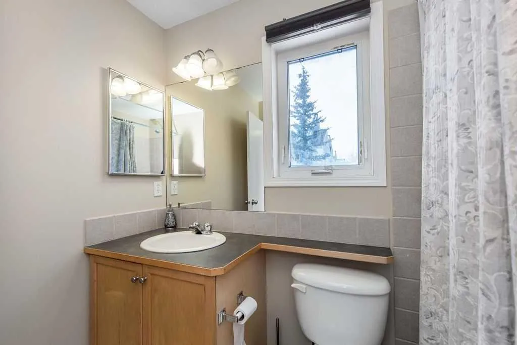 1005 New Brighton Gardens SE Calgary AB T2Z0Y1