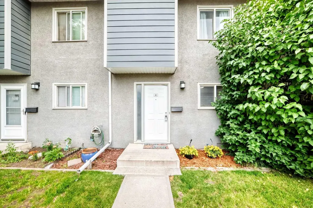 219 90 Avenue SE Calgary AB T2J0A3