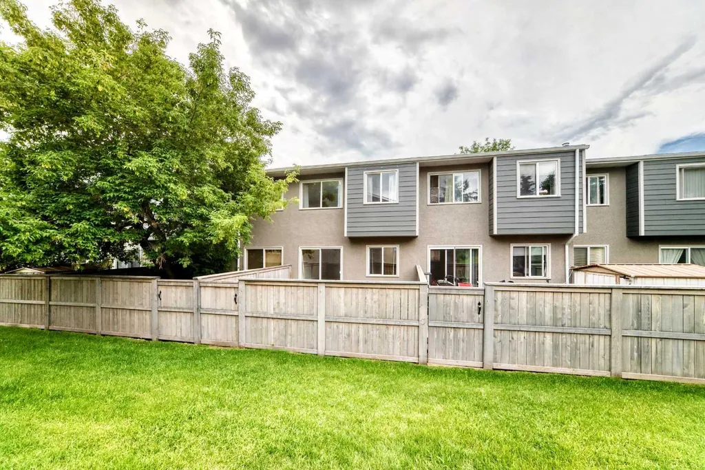 219 90 Avenue SE Calgary AB T2J0A3