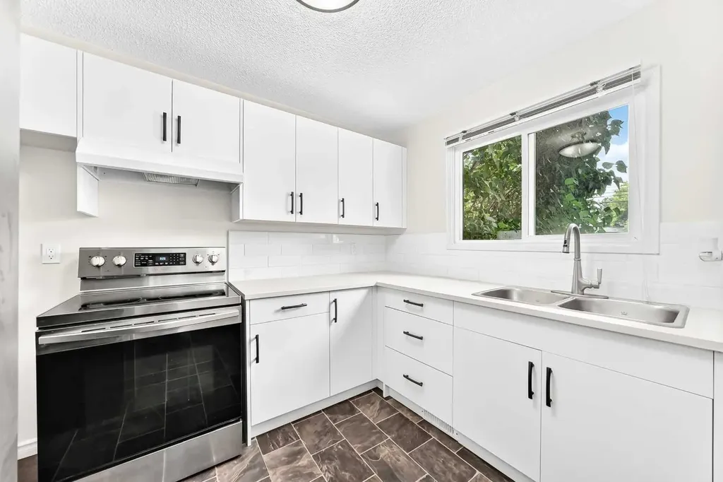 219 90 Avenue SE Calgary AB T2J0A3