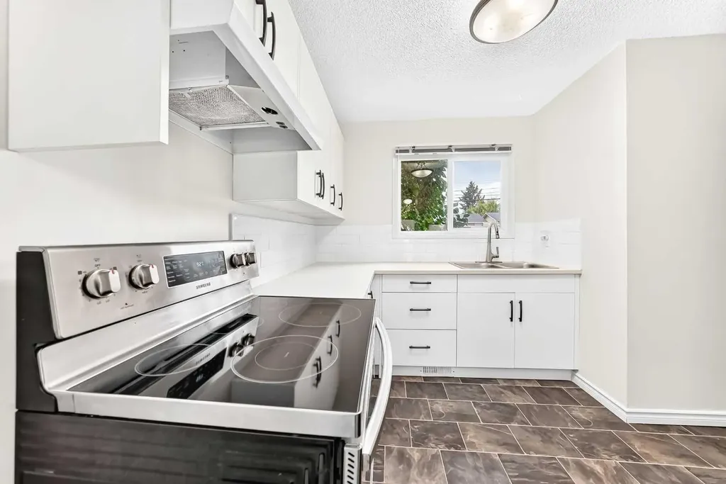 219 90 Avenue SE Calgary AB T2J0A3