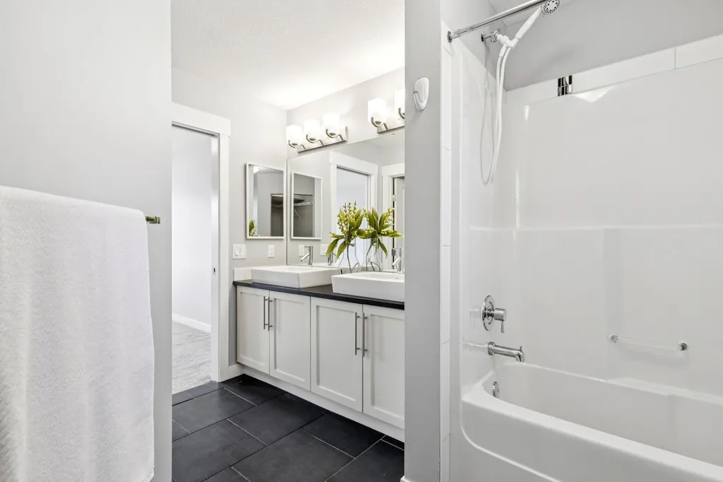 145 Rainbow Falls Glen Chestermere AB T1X 0S5