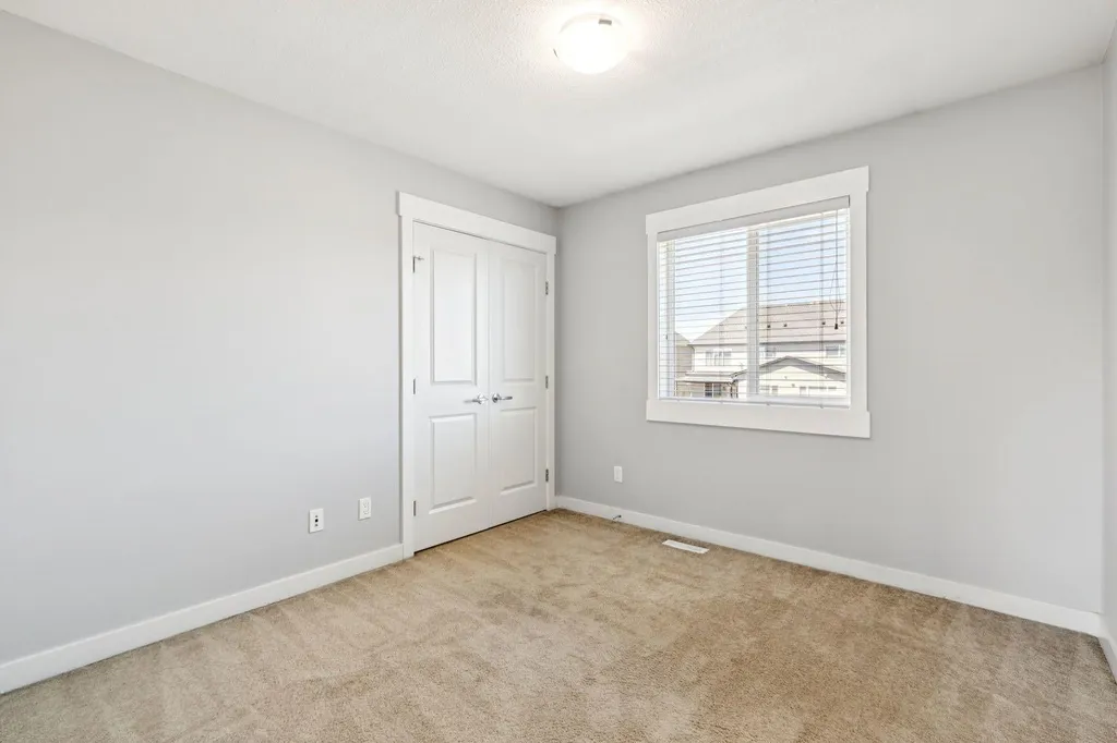 145 Rainbow Falls Glen Chestermere AB T1X 0S5