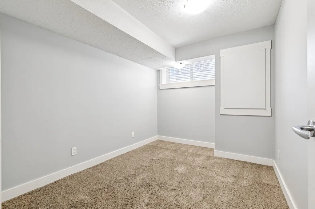 145 Rainbow Falls Glen Chestermere AB T1X 0S5