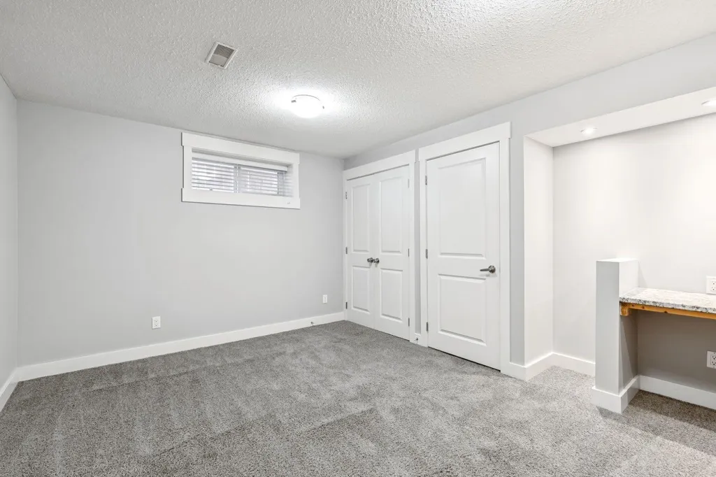 145 Rainbow Falls Glen Chestermere AB T1X 0S5
