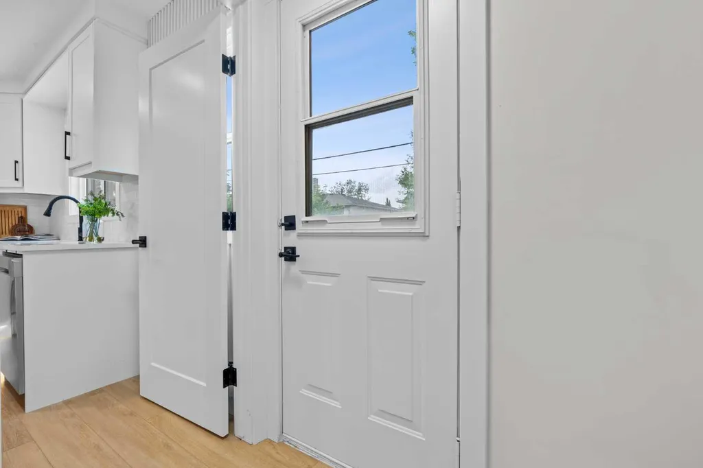3020 15 Avenue SW Calgary AB T3C 0Y6