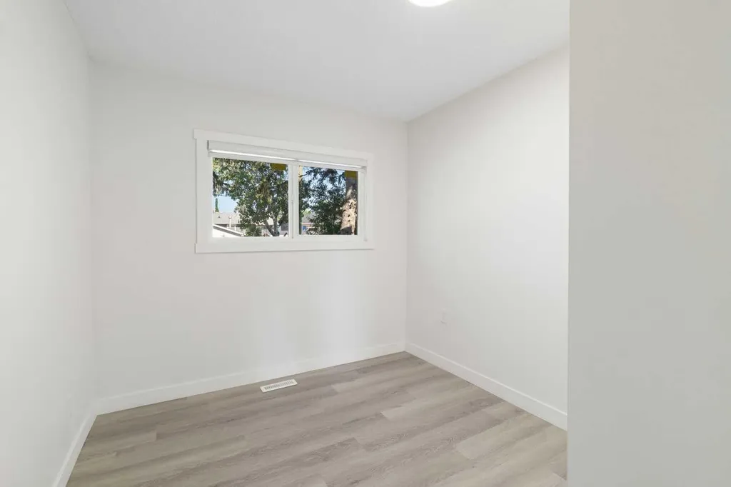 3504 33 Street SE Calgary AB t2b2c2