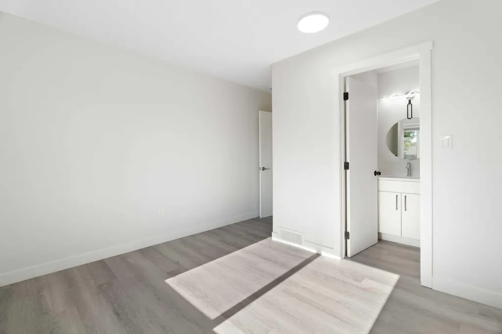 3504 33 Street SE Calgary AB t2b2c2