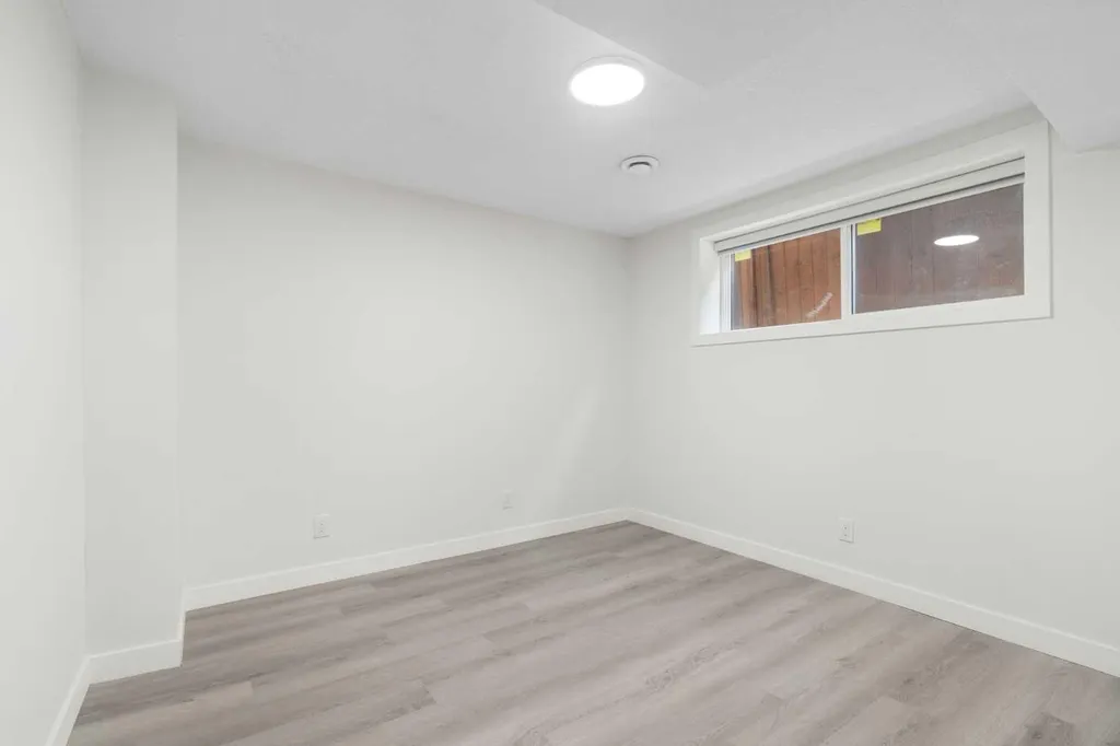 3504 33 Street SE Calgary AB t2b2c2