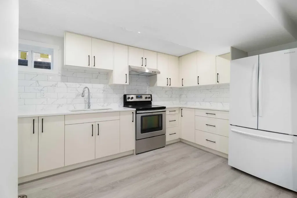 3504 33 Street SE Calgary AB t2b2c2
