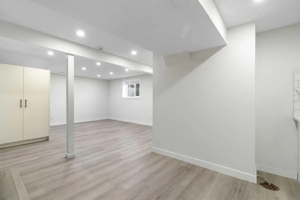 3504 33 Street SE Calgary AB t2b2c2