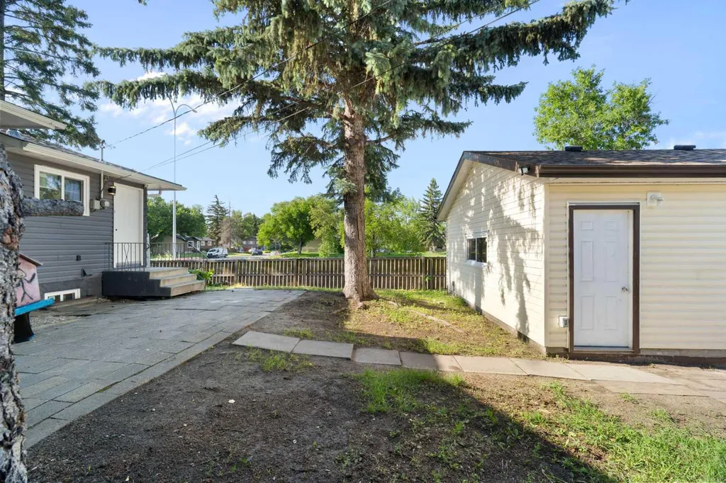 3504 33 Street SE Calgary AB t2b2c2