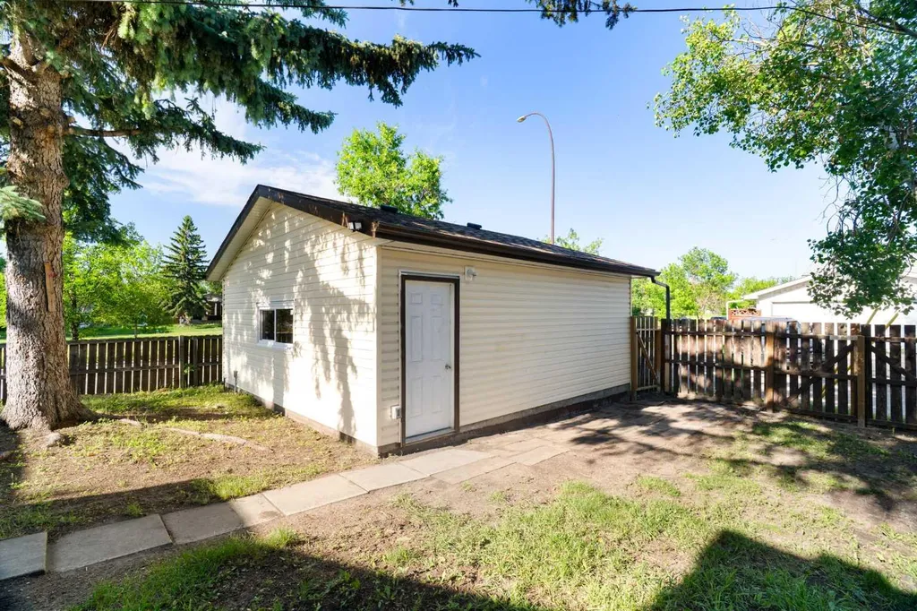 3504 33 Street SE Calgary AB t2b2c2