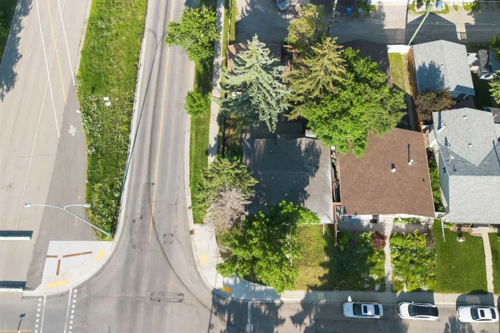 3504 33 Street SE Calgary AB t2b2c2