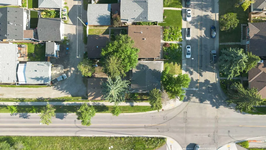 3504 33 Street SE Calgary AB t2b2c2