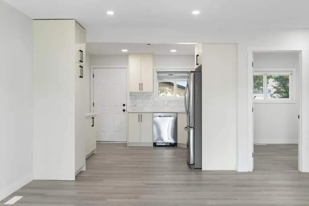 3504 33 Street SE Calgary AB t2b2c2