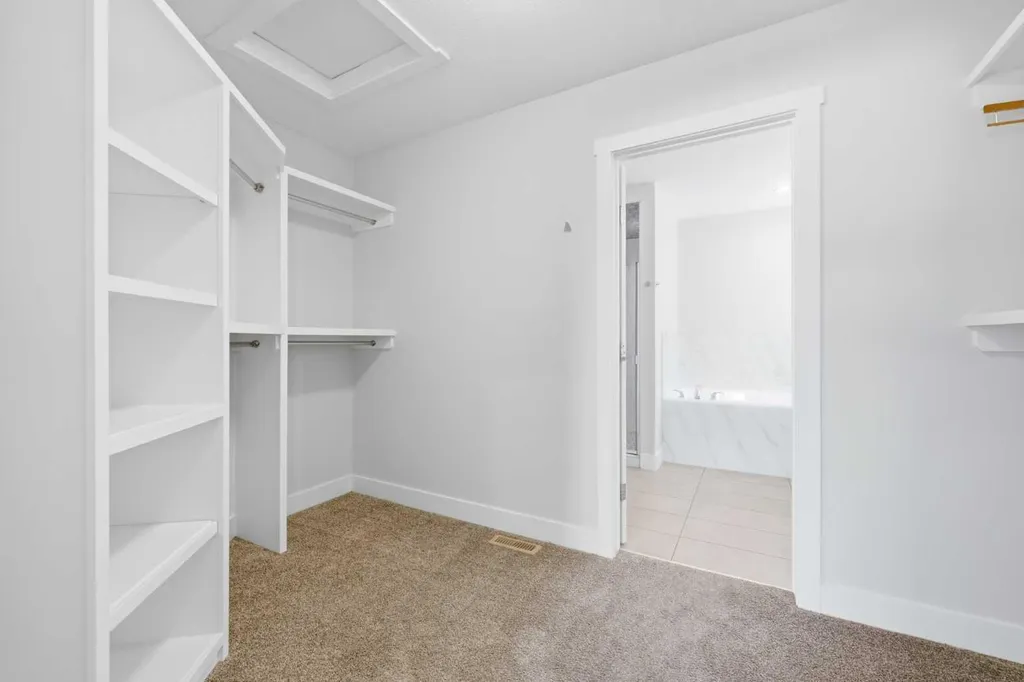 129 Kingsbury Close SE Airdrie AB T4A 0R4