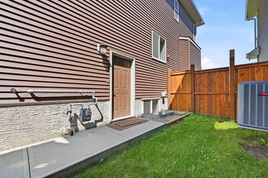 129 Kingsbury Close SE Airdrie AB T4A 0R4