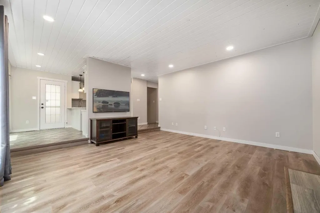 11 Taylor Crescent SE Medicine Hat AB T1B3X5