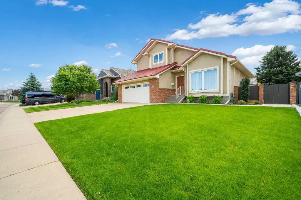 11 Taylor Crescent SE Medicine Hat AB T1B3X5