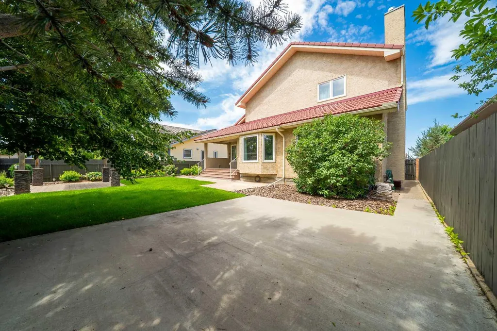 11 Taylor Crescent SE Medicine Hat AB T1B3X5