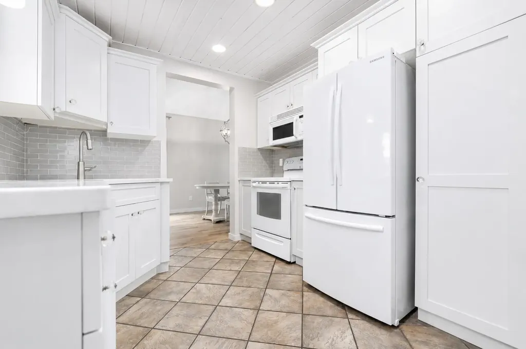 11 Taylor Crescent SE Medicine Hat AB T1B3X5