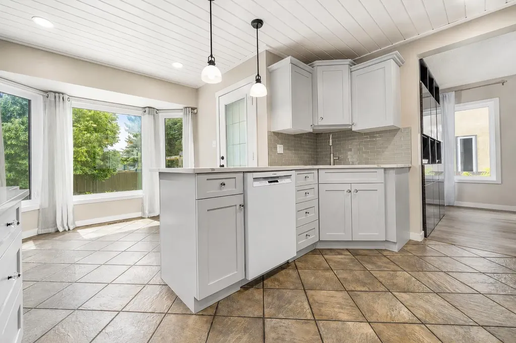 11 Taylor Crescent SE Medicine Hat AB T1B3X5