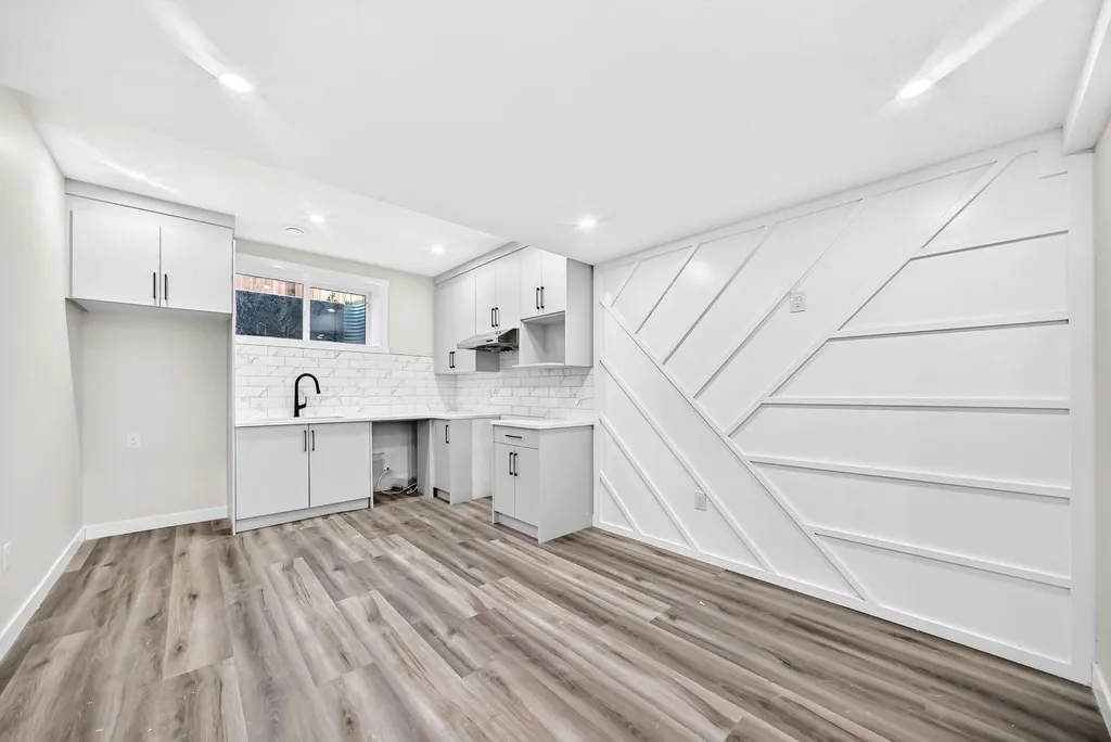 140 Carringham Road NW Calgary AB T3P1V3
